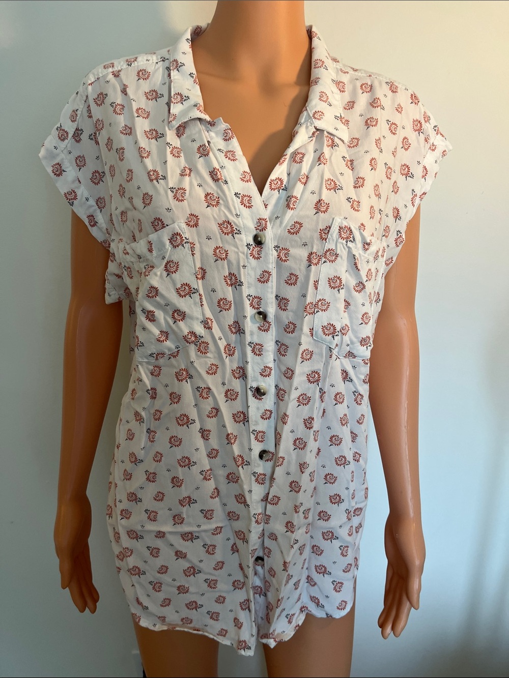 Jachs White Button-Front Short Sleeve Top with Red Floral Motif